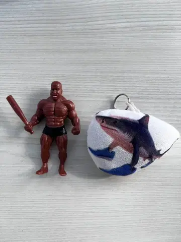 근육 피규어와 상어 키링 세트