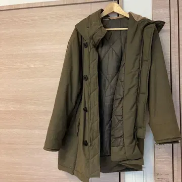 올리브색 후드 부착 모즈 코트