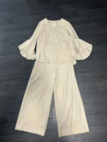 크림색 플레어 슬리브 셋업