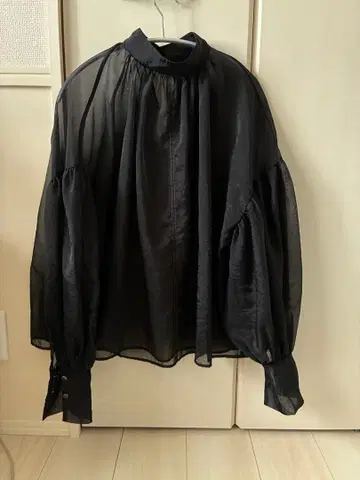 클라네 쉬폰 퍼프 긴팔 상의 블랙