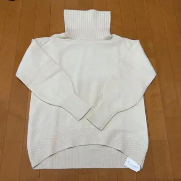 플라스테 울 캐시미어 블렌드 릴랙스 오프 터틀 니트