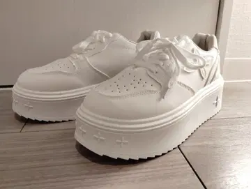 화이트 플랫폼 스니커즈