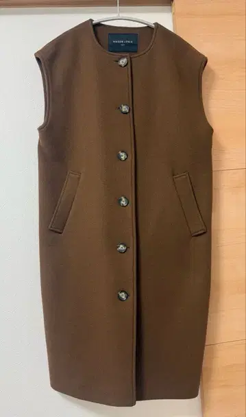 프레임워크 슬리브리스 코트 베스트