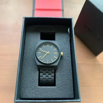 NIXON 블랙 시계 골드침