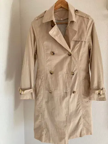 베이지 더블 브레스트 트렌치코트