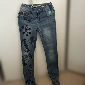 데시구알 자수 장식 연한 블루 데님 팬츠 24인치