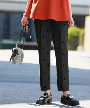 엘프 랭크 도트 프린트 센터 프레스 테이퍼드 팬츠