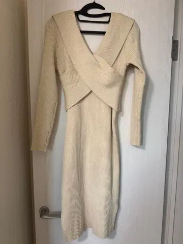 크림색 리브 니트 롱 원피스