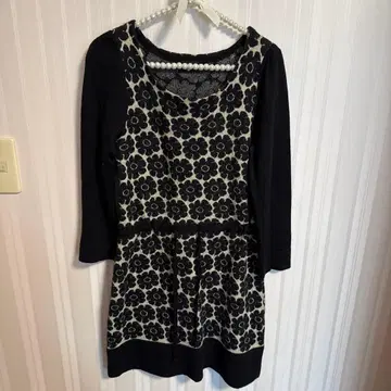 블랙과 화이트 꽃무늬 긴팔 무릎 기장 원피스 도쿄 스타일