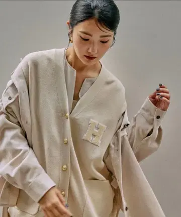 새상품 맨투맨 라이크 로고 V넥 가디건