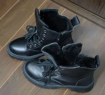 블랙 레이스업 부츠 안쪽 보아