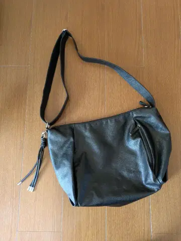 IKKA 블랙 숄더백 태슬 포함