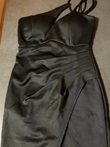 블랙 원 숄더 새틴 타이트 드레스