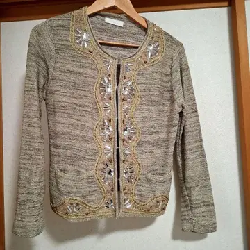 비쥬 달린 베이지 가디건