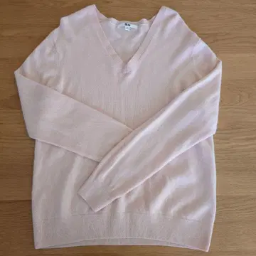 유니클로 캐시미어 100% 연한 핑크 V넥 긴팔 니트 스웨터 사이즈 XL