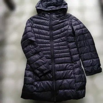 유니클로 블랙 다운 코트 후드 부착
