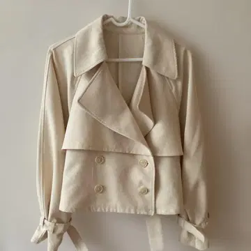 크림색 더블 브레스트 자켓