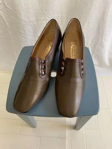 [ YOSHINOYA ] 카키 브라운 중간 힐 펌프스 긴자 요시노야