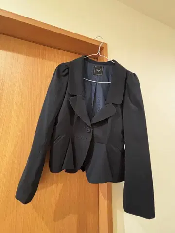 블랙 테일러드 자켓 프릴 디자인