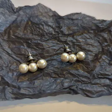 쁘띠 로브 느와르 화이트 펄 삼연 귀걸이