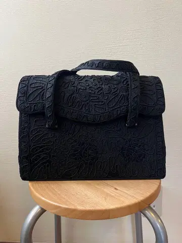 LUMY 하시모토 블랙 자수 디자인 핸드백