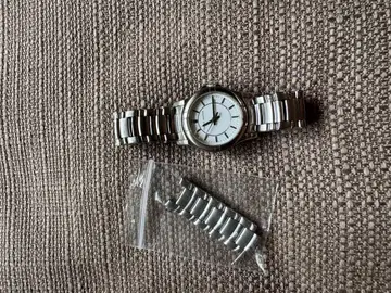 실버 아날로그 손목시계 배터리 교환 필요