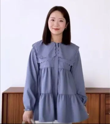 핏모어 더블 스캘럽 칼라 티어드 블라우스 [ POPUP 한정판 블루 ]