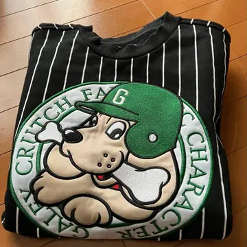 갈피 스트라이프 패턴 자수 트레이닝복