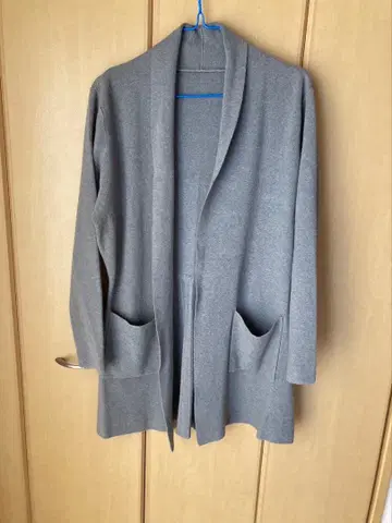 그레이 플리츠 디자인 가디건