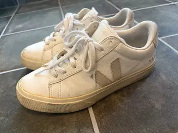 VEJA 화이트 가죽 스니커즈