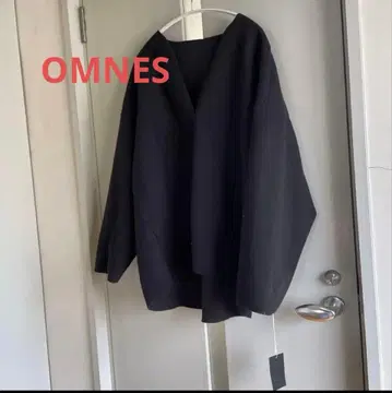 [택 포함 새상품] OMNES 블랙 V넥 상의