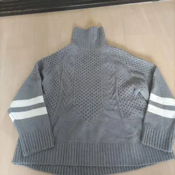 그레이 케이블 짜임 터틀넥 스웨터