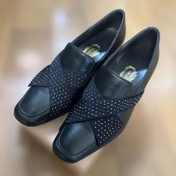 YOSHINOYA 블랙 가죽 펌프스