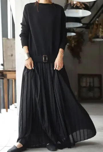안티카 블랙 플리츠 니트 롱 원피스