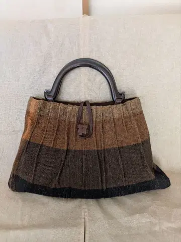 삭기오리 플리츠 디자인 핸드백 브라운 블랙