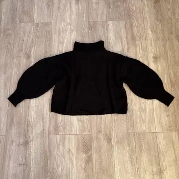 어반 리서치 블랙 하이넥 크롭 니트 벌룬 슬리브