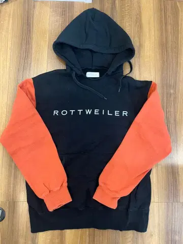 ROTTWEILER 후드 부착 후드티 블랙/오렌지