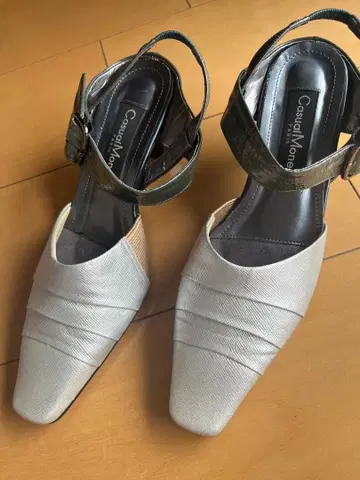 Casual Monet 실버 스트랩 힐 펌프스