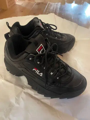 [ 새상품급 ] FILA 블랙 통굽 스니커즈