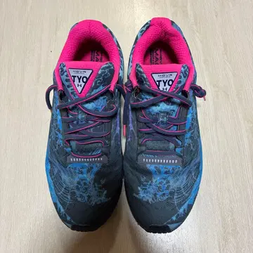 언더아머 HOVR TYO 블랙/핑크 스니커즈