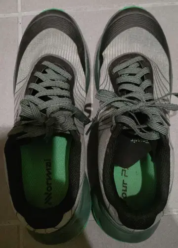 노멀 트레일 러닝 스니커즈 그레이