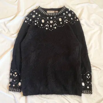 비쥬 포함 복슬복슬 블랙 니트 빈티지 느낌 고급스러운 화려함