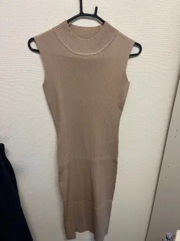 슬리브리스 니트 원피스 베이지