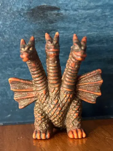 세 머리 괴수 피규어