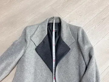 깔끔한 그레이 체스터 코트