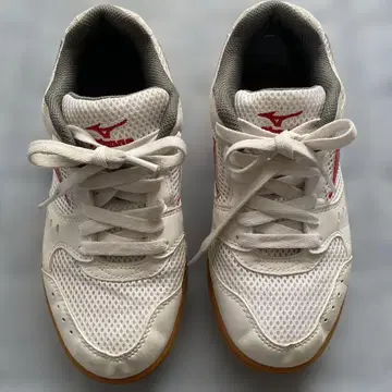 Mizuno 화이트 스니커즈 사이즈 23.5cm