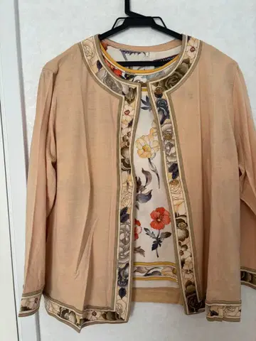 레오나르 앙상블 꽃무늬 이너 포함 베이지 가디건