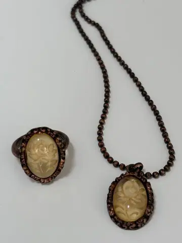 로즈 카메오 디자인 목걸이와 반지 세트