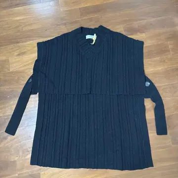 LE CHELIEU 블랙 V넥 니트 베스트