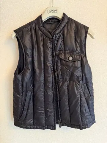 ARMANI 블랙 다운 베스트 슬리브리스